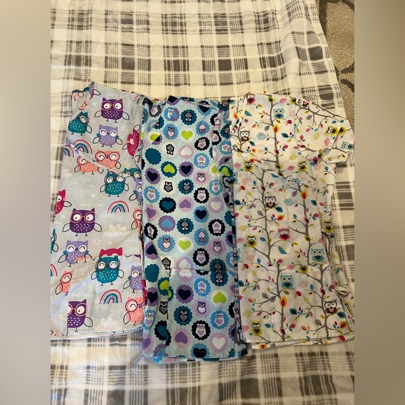 Tops - Lot of 3 women’s scrub tops. Size small. Zikit brand, Owl them.